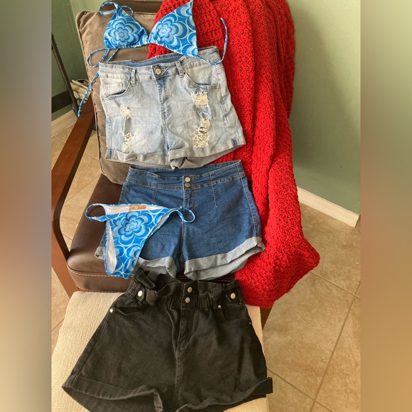 Lot of M sized Jean shorts & bikini - Picture 2 of 9